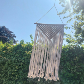 Te huur:  Macramé hanger 'driehoek slierten'