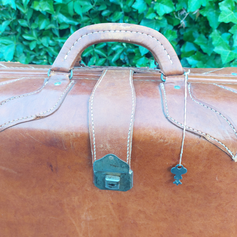 Vintage lederen koffer met prachtig stikwerk én sleutel