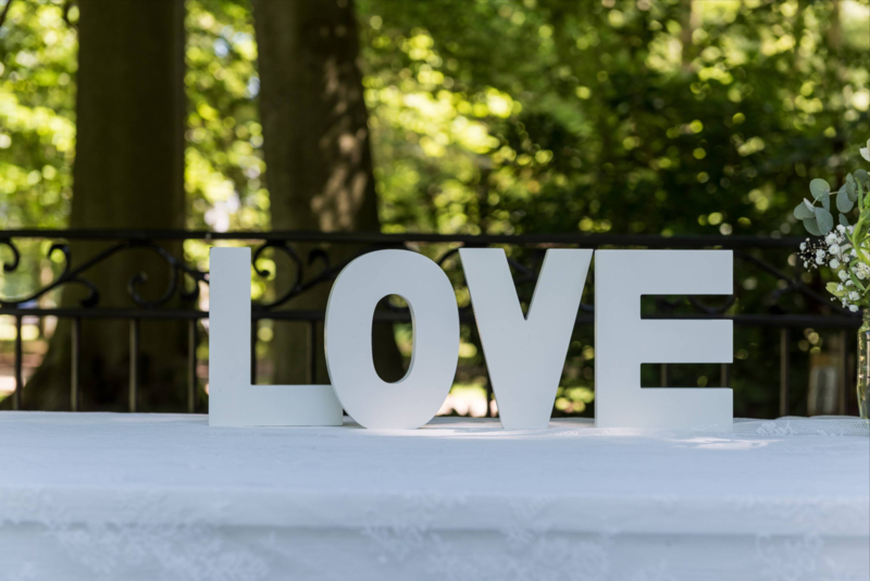 Huren:  Letters "LOVE" in hout, 20 cm hoog