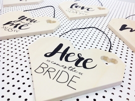 Houten hart "Here comes the bride"