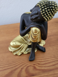 Budha hoofd op knie