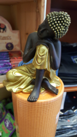 Budha beeldje hoofd op knie 12cm