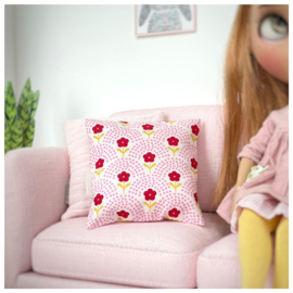 1:6 | Pillow | 8 x 8 cm | white + red flowers