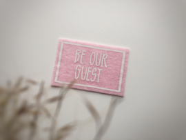 Woonkamer | Be our guest deurmat | roze