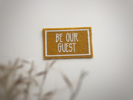 Woonkamer | Be our guest deurmat | oker