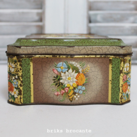 blik met bloemen in relief