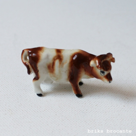 miniatuur beeldje koe
