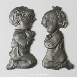 wanddecoratie biddend meisje