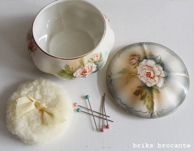 oude poederpot met poederdons