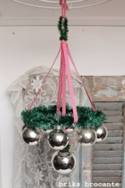 hangende krans met ballen