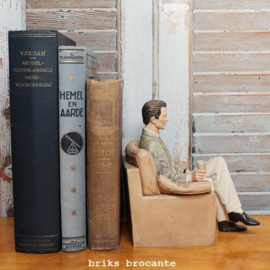 beeldje / boekensteun man in stoel