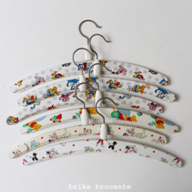 set vintage kledinghangers - kind