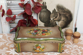 blik met bloemen in relief