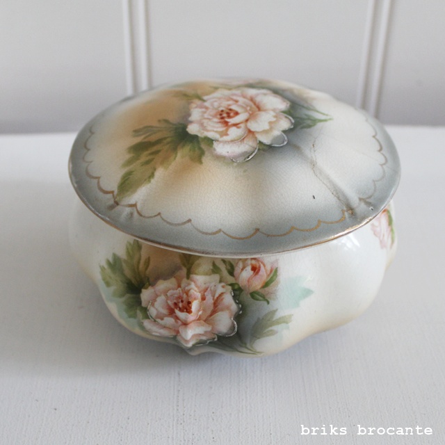 oude poederpot met poederdons