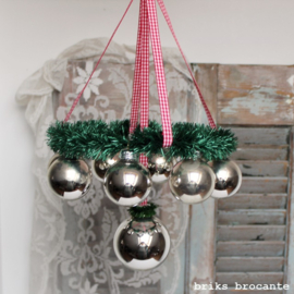 hangende krans met ballen