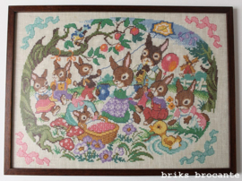 ingelijst borduurwerk - konijnenfamilie
