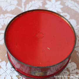 blikje rood met bloemen