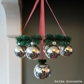 hangende krans met ballen