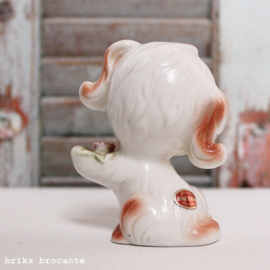 beeldje hond met bloem