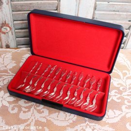cassette met 12 verzilverde theelepels