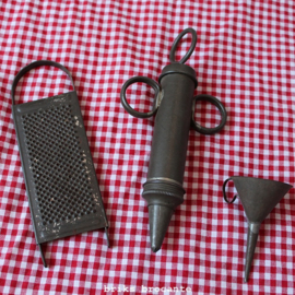 set oud klein keukengerei