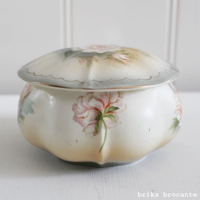 oude poederpot met poederdons