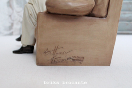 beeldje / boekensteun man in stoel