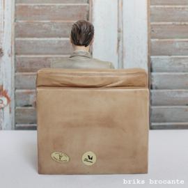 beeldje / boekensteun man in stoel