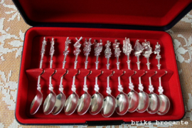 cassette met 12 verzilverde theelepels