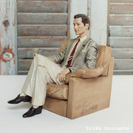 beeldje / boekensteun man in stoel