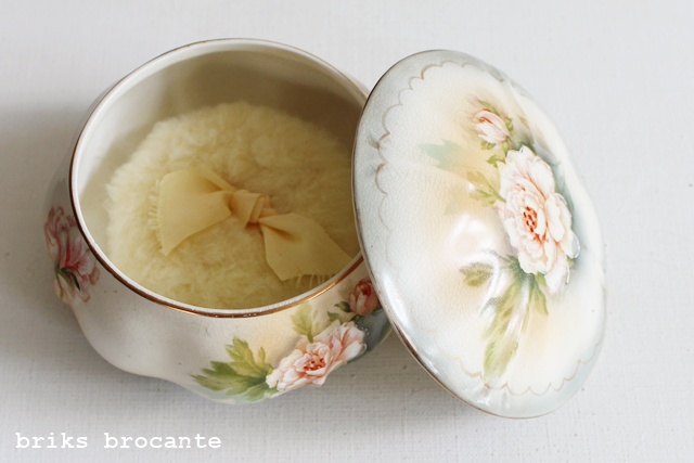 oude poederpot met poederdons