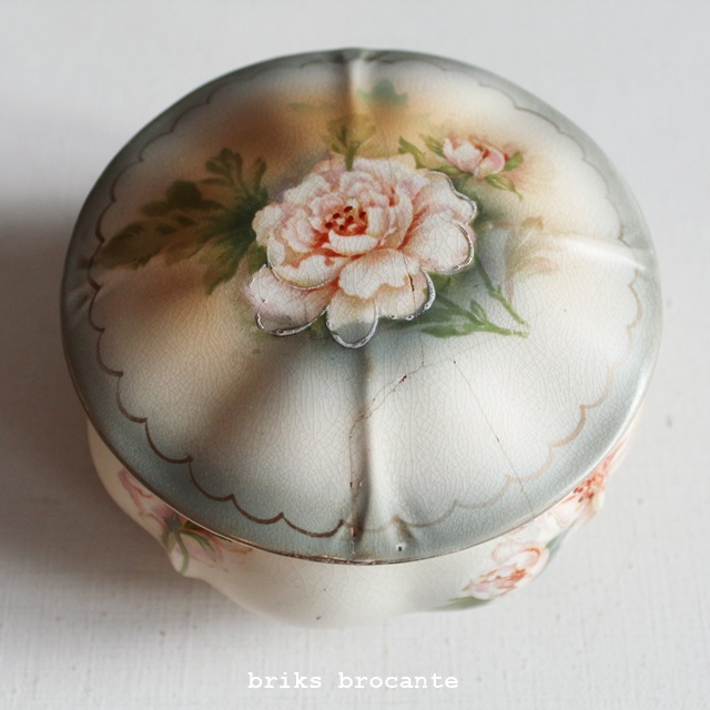 oude poederpot met poederdons