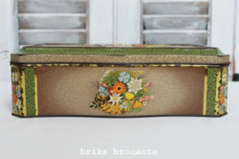 blik met bloemen in relief