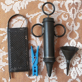 set oud klein keukengerei