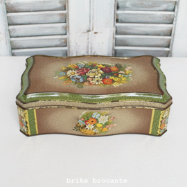 blik met bloemen in relief