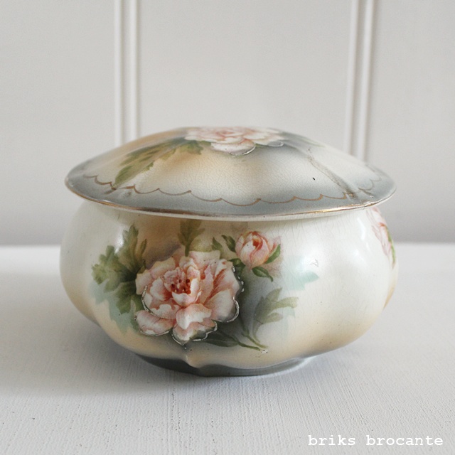 oude poederpot met poederdons