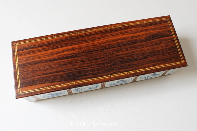 blik houtdecor met tegeltjes
