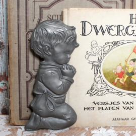 wanddecoratie biddend jongetje