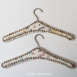 set vintage kledinghangers - bedrukt