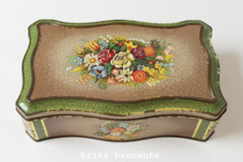 blik met bloemen in relief