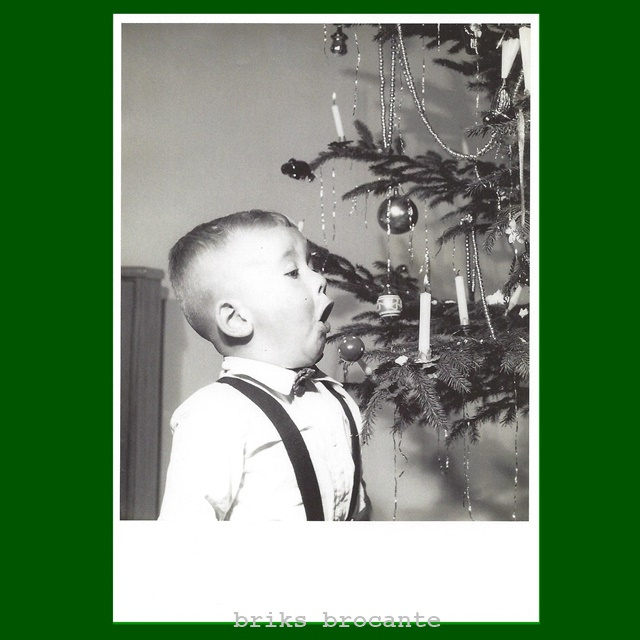 kaart jongen bij kerstboom