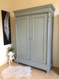 Antieke landelijke hoge Franse kast "Mineral grey"