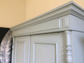Antieke landelijke hoge Franse kast "Mineral grey"