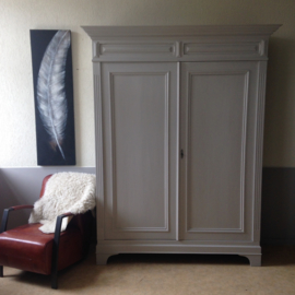 Antieke grote Franse kast "Etna Ashes" lichtgrijs by Mia Colore