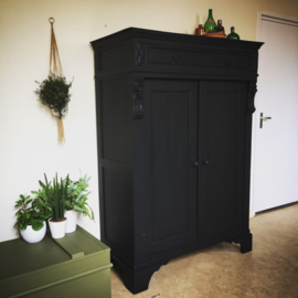 Antieke stoere landelijke meidenkast "pure black"