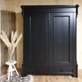 Antieke landelijke grote kast Pure Black