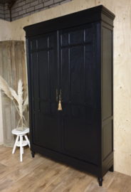 Stoere antieke slanke kast Pure Black