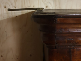 Antieke landelijke sobere brocante kazuifel kast