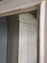 Antieke brocante landelijke witte 3-deurskast