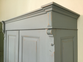 Antieke landelijke linnenkast "Mineral Grey"